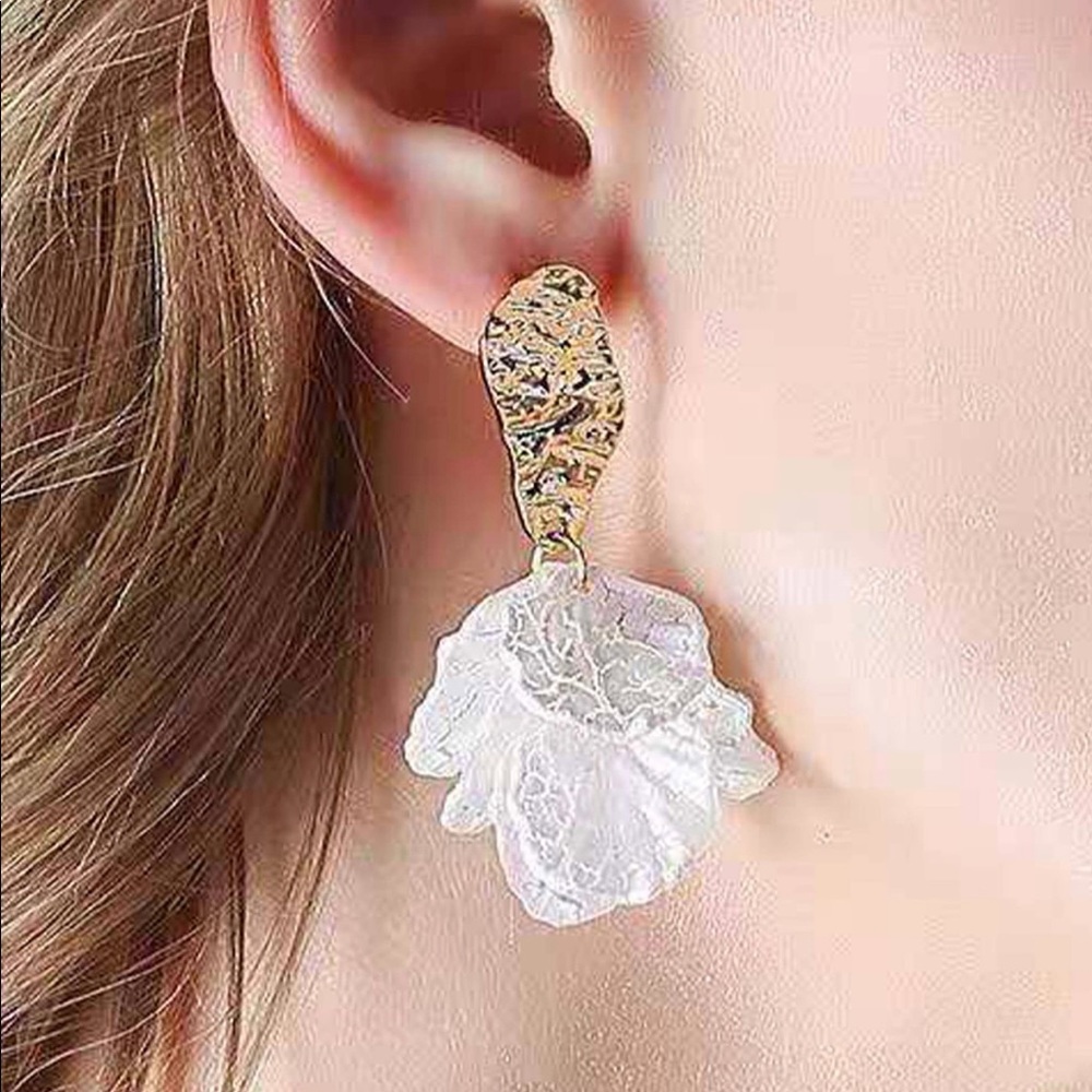 NWT! BeAuTiFuL Trendy White Petal Earrings 🤩 - Picture 2 of 4